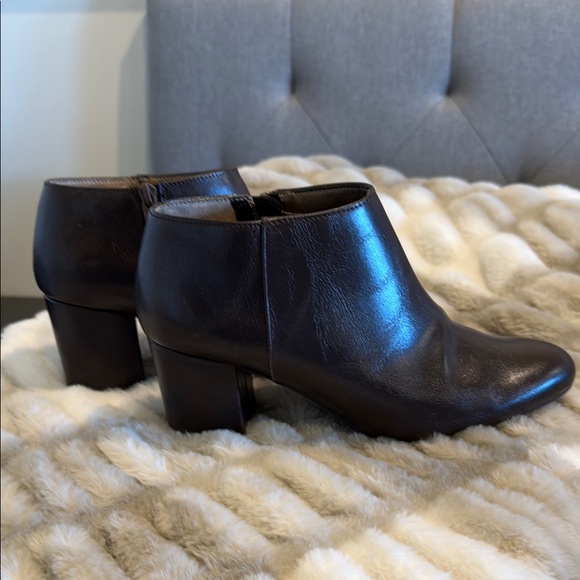 Elegant Brown Ankle Boots - Picture 4 of 6